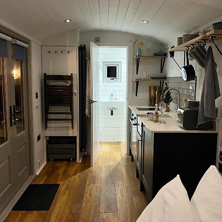 Luxury Shepherds Hut - The Sweet Pea By The Lake Йорк Екстериор снимка