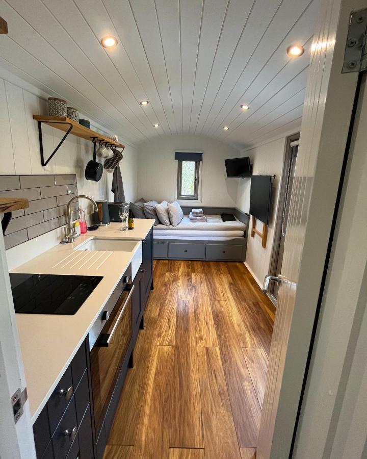 Luxury Shepherds Hut - The Sweet Pea By The Lake Йорк Екстериор снимка
