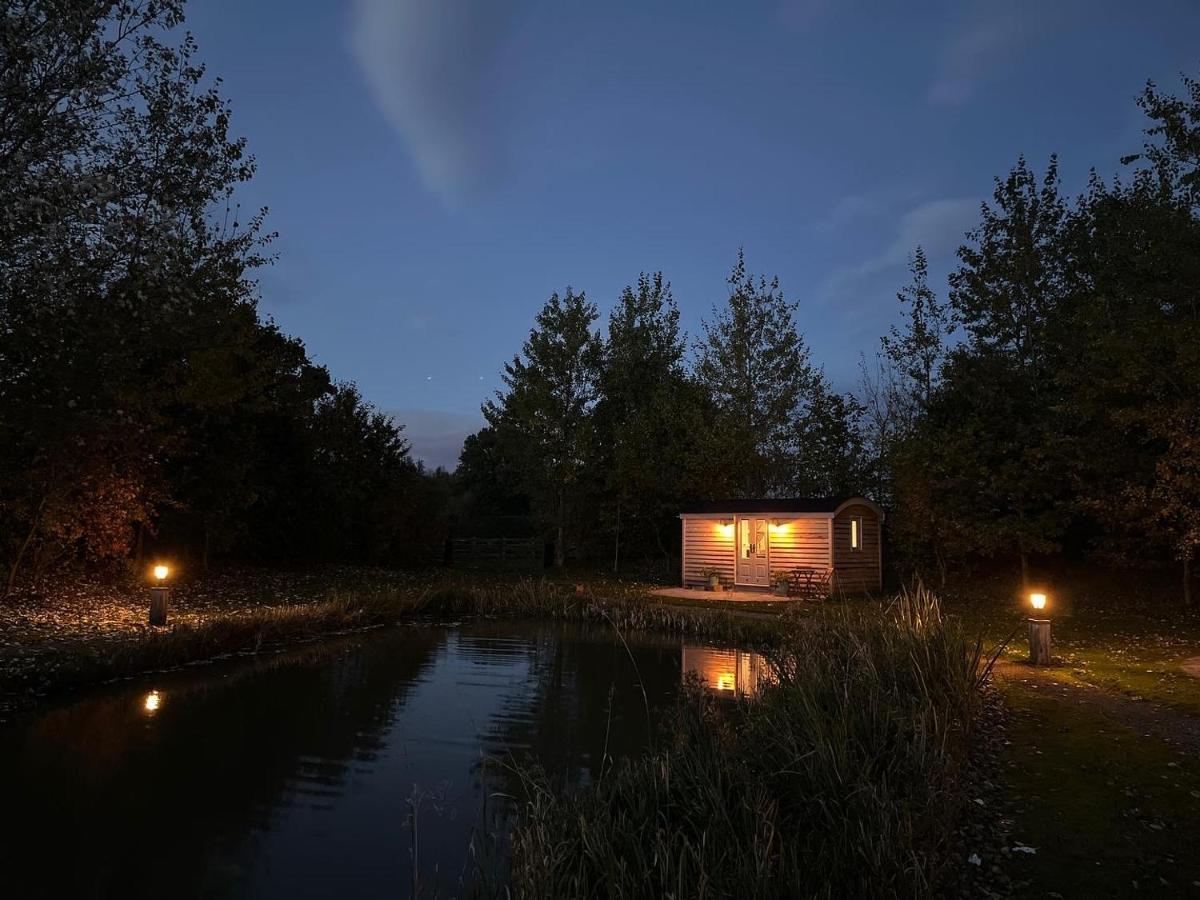 Luxury Shepherds Hut - The Sweet Pea By The Lake Йорк Екстериор снимка