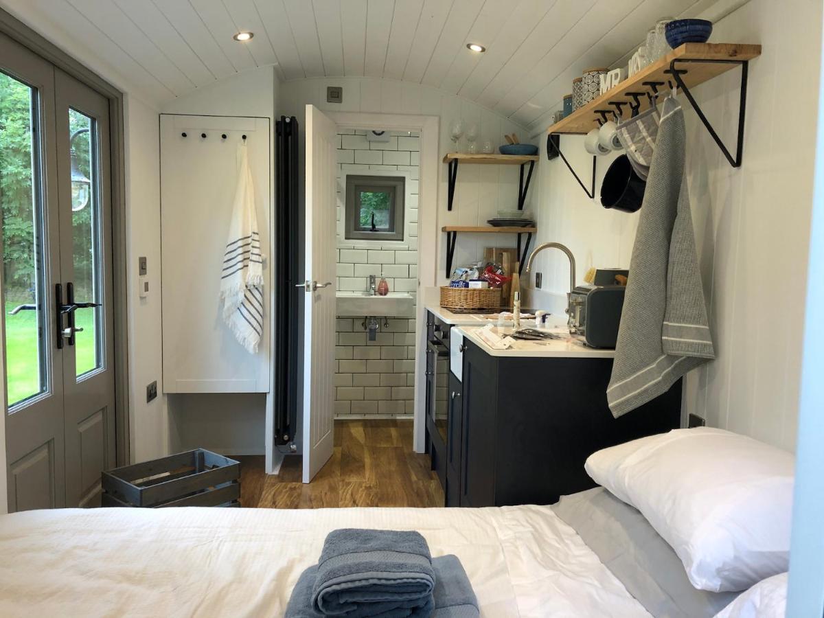 Luxury Shepherds Hut - The Sweet Pea By The Lake Йорк Екстериор снимка