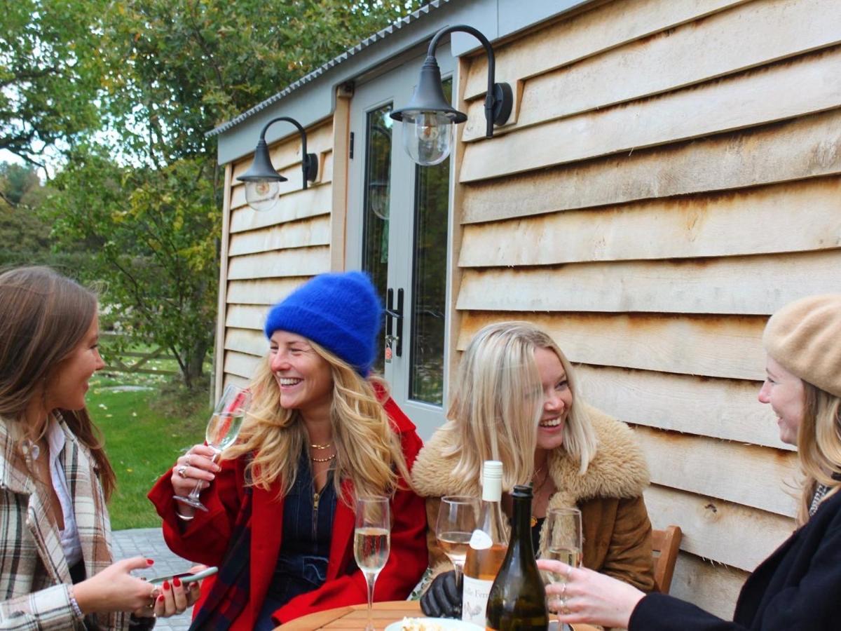 Luxury Shepherds Hut - The Sweet Pea By The Lake Йорк Екстериор снимка