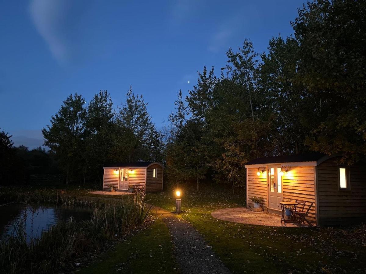 Luxury Shepherds Hut - The Sweet Pea By The Lake Йорк Екстериор снимка