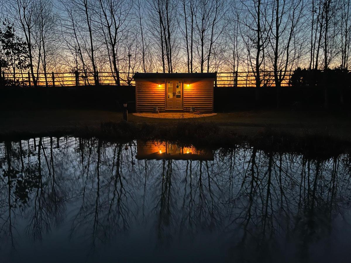 Luxury Shepherds Hut - The Sweet Pea By The Lake Йорк Екстериор снимка