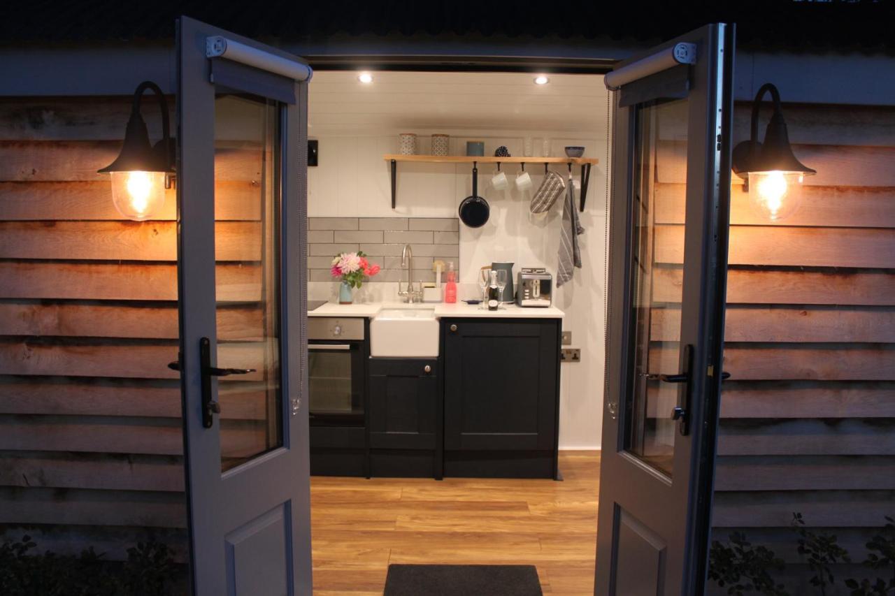 Luxury Shepherds Hut - The Sweet Pea By The Lake Йорк Екстериор снимка