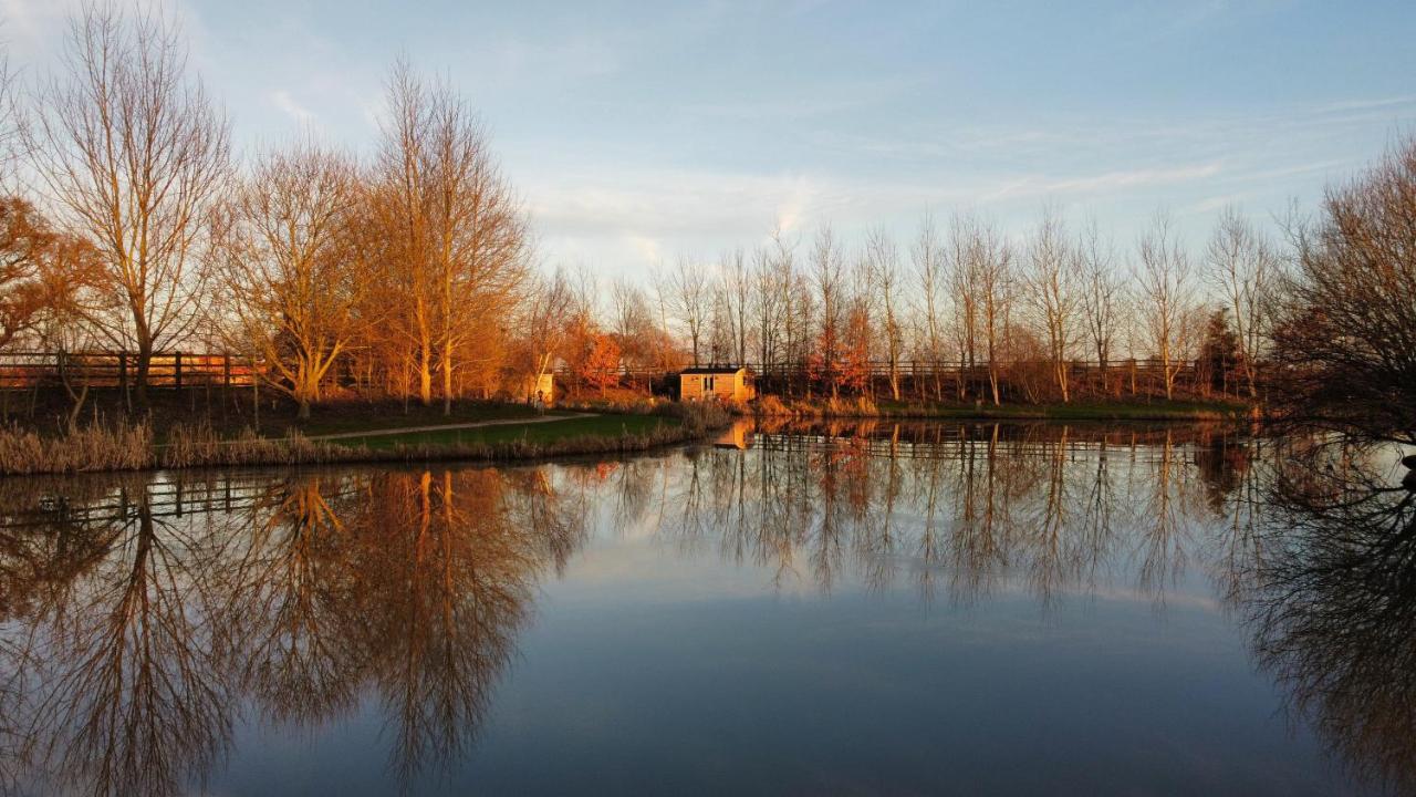 Luxury Shepherds Hut - The Sweet Pea By The Lake Йорк Екстериор снимка