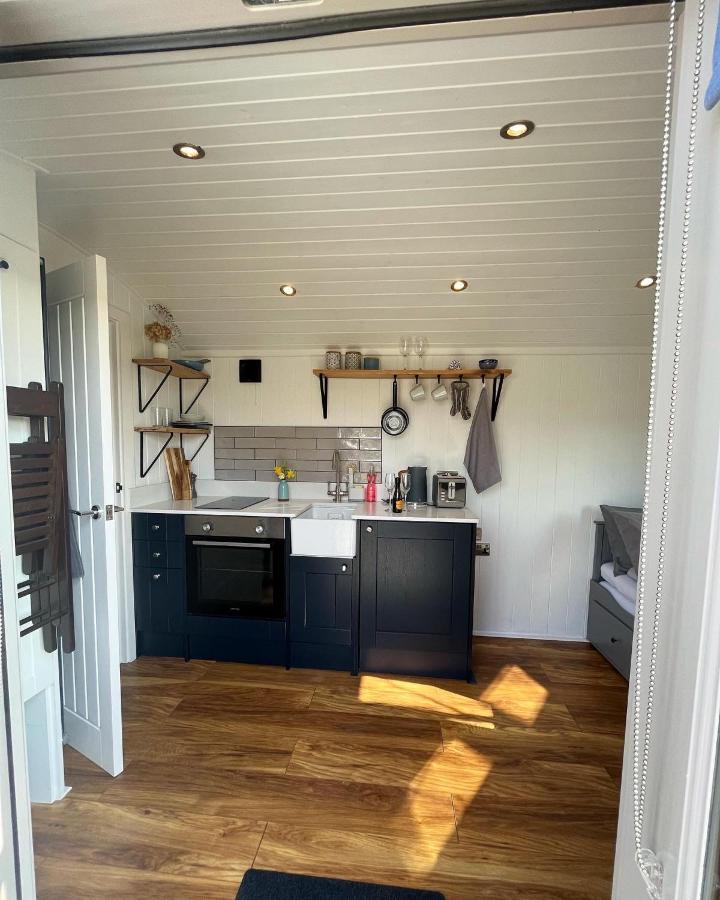 Luxury Shepherds Hut - The Sweet Pea By The Lake Йорк Екстериор снимка